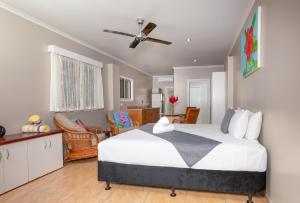 Postel nebo postele na pokoji v ubytování Moana Sands Beachfront Villas