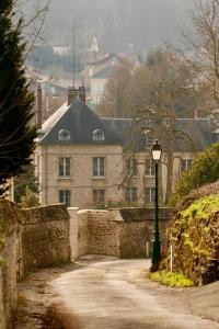 un éclairage de rue devant un grand bâtiment dans l'établissement Vexin Studio, à Chaumont-en-Vexin