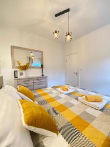um quarto com 2 camas e almofadas amarelas em Gold Apartments em Skradin