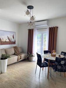 uma sala de estar com uma mesa e um sofá em Gold Apartments em Skradin