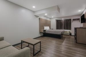 Un pat sau paturi într-o cameră la Americas Best Value Inn and Suites Lake Charles