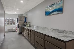 Η κουζίνα ή μικρή κουζίνα στο Americas Best Value Inn and Suites Lake Charles
