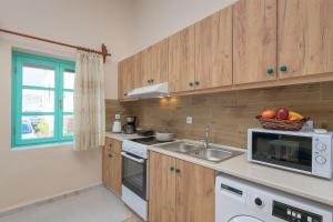Rhodes Heaven Apartment في Malona Village: مطبخ مع حوض وميكروويف