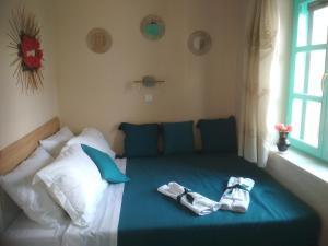 Llit o llits en una habitació de Rhodes Heaven Apartment
