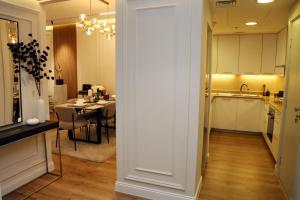 Küche/Küchenzeile in der Unterkunft Beachfront Luxury Apartment-Pearl Island شقه مطله على الشاطئ بجزيرة اللؤلؤه