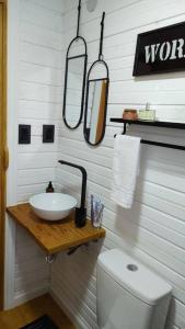 baño con lavabo, aseo y 2 espejos en Juanillos cabaña con hogar a leña, en Punta del Diablo