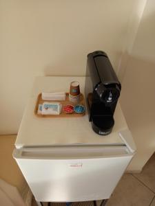 eine Kaffeemaschine auf dem Kühlschrank in der Unterkunft Arra Camere Sirolo - Rooms & Suite in Sirolo