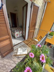 Un balcón de una casa con flores. en Arra Camere Sirolo - Rooms & Suite, en Sirolo