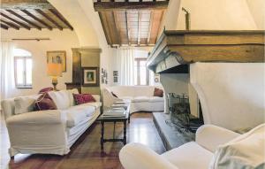 ポンタッシエーヴェにあるTutignanoのリビングルーム(白いソファ、暖炉付)