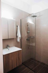 bagno con lavandino e doccia di Indigo Seaside Experience ad Adelianos Kampos