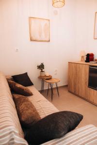ein Wohnzimmer mit einem Sofa und einem Tisch in der Unterkunft Indigo Seaside Experience in Adelianos Kampos