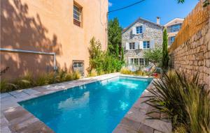 uma piscina no quintal de uma casa em Stunning Home In Split With Outdoor Swimming Pool em Split