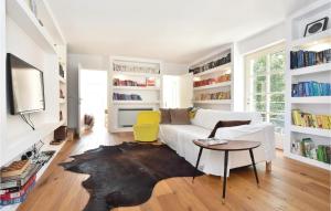 uma sala de estar com um sofá branco e uma mesa em Stunning Home In Split With Outdoor Swimming Pool em Split
