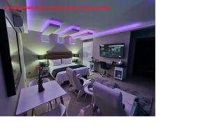Weston Guest House Krugersdorp的电视和/或娱乐中心