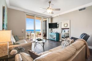 uma sala de estar com um sofá e uma televisão em Spanish Key 204 em Perdido Key