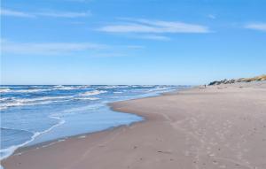 a sandy beach with the ocean in the background at Stunning Home In Smoldzinski Las With Wifi in Smołdziński Las