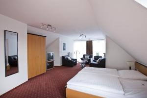 Postel nebo postele na pokoji v ubytování Hotel Am Braunen Hirsch + 16 fotografií