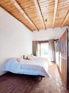 1 dormitorio con 2 camas y ventana grande en Casa liquen en San Javier