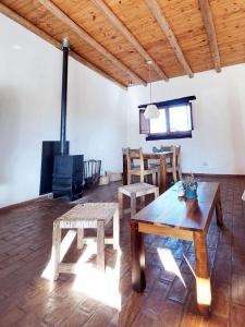 sala de estar con mesa de madera y chimenea en Casa liquen en San Javier