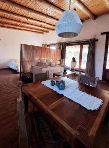 sala de estar con mesa de madera y sofá en Casa liquen en San Javier