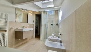 Koupelna v ubytování Sole del Lago + 15 fotografií