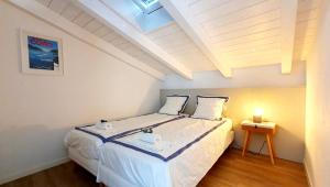 Postel nebo postele na pokoji v ubytování Sole del Lago