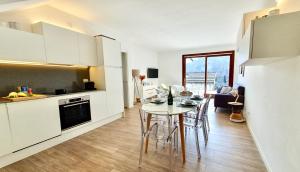 Kuchyň nebo kuchyňský kout v ubytování Sole del Lago