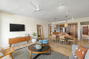 uma sala de estar com um sofá e uma mesa em 305 Luxury Penthouse with Private Pool em Tulum