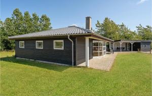 HemmetにあるAwesome Home In Tarm With 4 Bedrooms, Sauna And Wifiの大庭付きの家