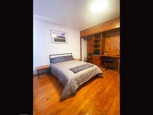 ein Schlafzimmer mit einem Bett und einem Schreibtisch. in der Unterkunft Cozy and private Suite in CDMX 5 in Mexiko-Stadt