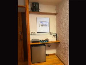 Zimmer mit einem Schreibtisch mit einem Bild an der Wand in der Unterkunft Cozy and private Suite in CDMX 5 in Mexiko-Stadt