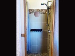 uma casa de banho com chuveiro e cortina de chuveiro em Cozy and private Suite in CDMX 5 em Cidade do México