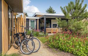 twee fietsen geparkeerd aan de zijkant van een huis bij Nice Home In Voorthuizen With Kitchen in Voorthuizen