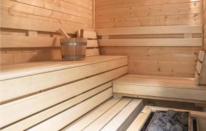 StavenisseにあるMarijoyの木製サウナ(ゴミ箱付)