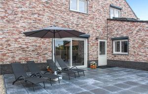 StavenisseにあるMarijoyのレンガ造りの建物の前にパティオ(椅子、パラソル付) +29枚の写真