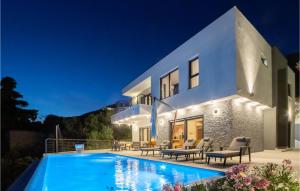 een villa met een zwembad in de nacht bij Amazing Home In Jesenice With Kitchen in Jesenice