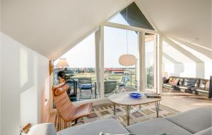 un soggiorno con divano e tavolo di Lovely Home In Skagen With House Sea View a Skagen