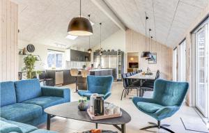 sala de estar con sillas azules y mesa en Gorgeous Home In Stege With Sauna, en Stege