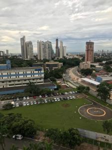- une vue sur une ville avec des voitures garées dans un parc dans l'établissement Crystal Place, à Goiânia