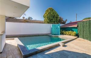 uma piscina no quintal de uma casa em Nice Home In Sant Pere Pescador With Wifi, Outdoor Swimming Pool And Swimming Pool em Sant Pere Pescador