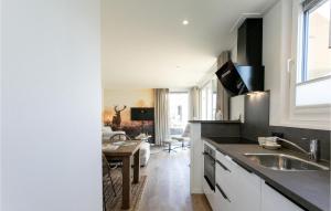 uma cozinha com um lavatório e uma sala de estar em Awesome Home In Voorthuizen With Wifi em Voorthuizen
