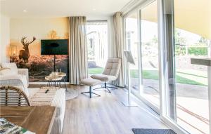 uma sala de estar com portas de vidro deslizantes em Awesome Home In Voorthuizen With Wifi em Voorthuizen