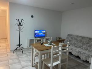 sala de estar con mesa y sofá en Súpercomodo en Rosario