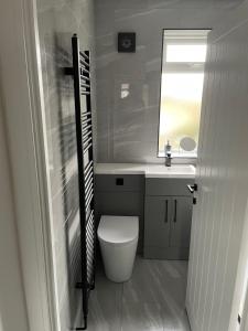 Koupelna v ubytování VA Home Stay - Close to Luton Airport, M1 & A505