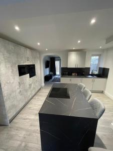 TV a/nebo společenská místnost v ubytování VA Home Stay - Close to Luton Airport, M1 & A505