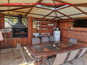 Weston Guest House Krugersdorp的厨房或小厨房