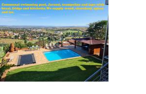 Weston Guest House Krugersdorp内部或周边的泳池