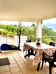 Habitación con balcón con mesa y sillas. en Ruitoque Maravillosa Vista 1,5 Km Parque Parapente, en Floridablanca