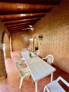 una mesa y sillas en una habitación con una pared de ladrillo en Moreno House en Corrientes