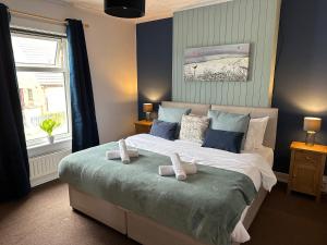 a bedroom with a large bed with two towels on it at Number 2 Seafield - sleeps 5 - Grantham town in Lincolnshire